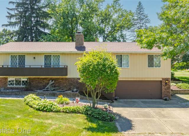 Property at 7400 Biscayne Ave, White Lake, MI 48383, 4 beds, 2.5 baths