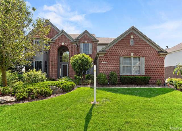 Property at 5093 Creekmonte Dr, Oakland Charter Township, MI 48306, 4 beds, 3.5 baths