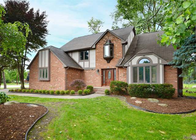 Property at 5027 Shady Creek Dr, Troy, MI 48085, 4 beds, 3 baths