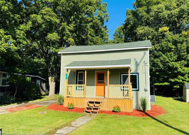Property at 210 N Hazelton St, Flushing, MI 48433, 3 beds, 1.5 baths