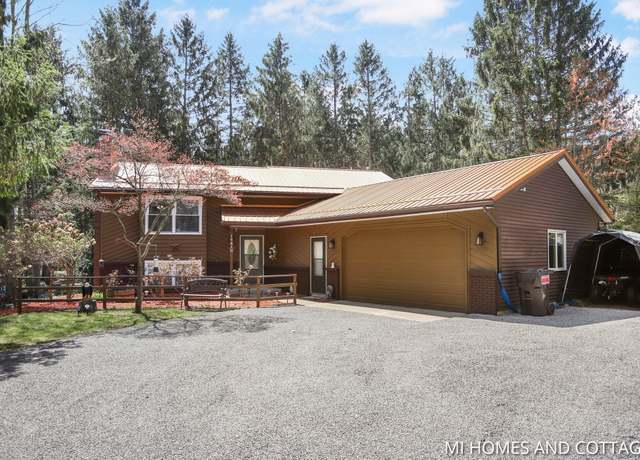 Property at 15810 Ryan Dr, Holland, MI 49424, 4 beds, 3 baths