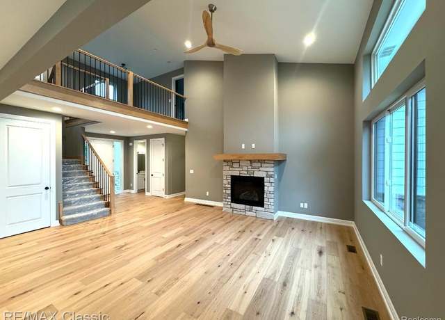 Property at 14311 Wright Dr, Fenton, MI 48430, 4 beds, 3.5 baths
