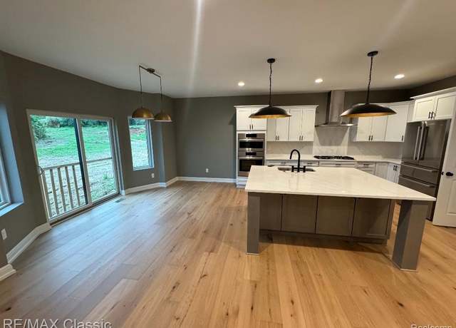 Property at 14311 Wright Dr, Fenton, MI 48430, 4 beds, 3.5 baths