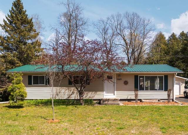 Property at 9869 E Cherry Bend Rd, Traverse City, MI 49684, 5 beds, 2.5 baths