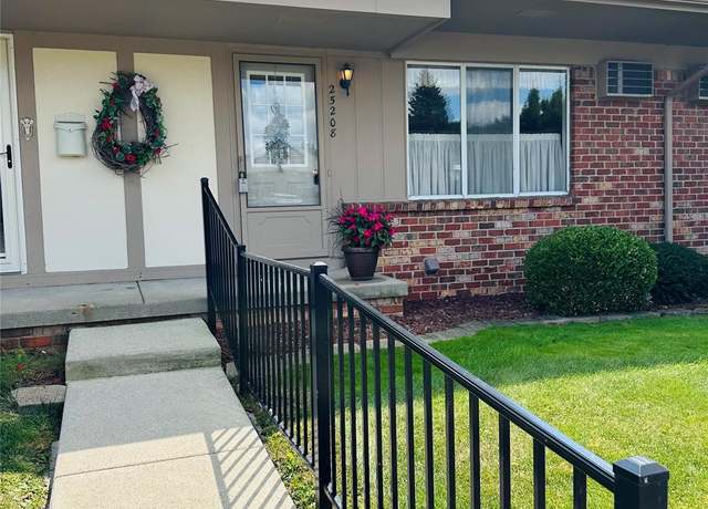Property at 25208 Franklin Ter #4, South Lyon, MI 48178, 2 beds, 1.5 baths
