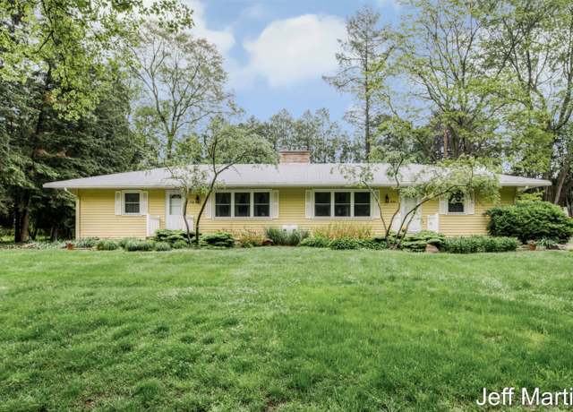Property at 546 Nordberg Ave NW, Grand Rapids, MI 49504, 4 beds, 3 baths
