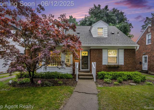 Property at 2434 Evergreen Dr, Royal Oak, MI 48073, 3 beds, 2.5 baths