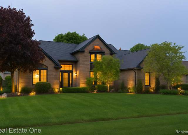 Property at 14607 Stratford Ct, Shelby Twp, MI 48315, 4 beds, 2.5 baths