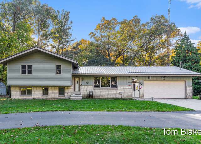 Property at 935 W Fennwood Cir, Muskegon, MI 49445, 4 beds, 2 baths