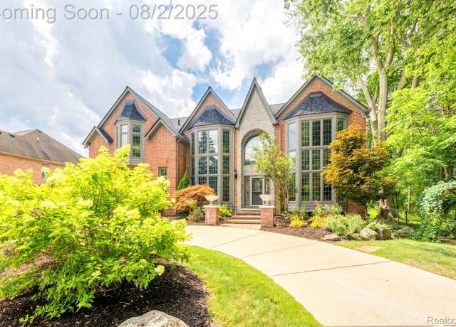 Property at 865 Lakewood Dr, Rochester Hills, MI 48309, 4 beds, 4.5 baths