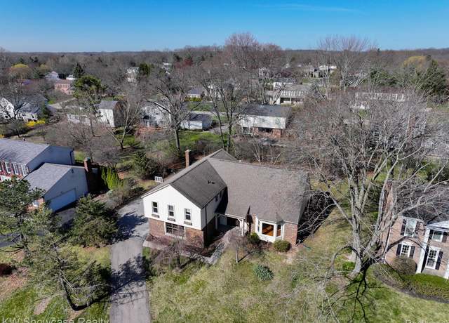 Property at 4238 Still Meadow Ln, West Bloomfield, MI 48323, 4 beds, 2.5 baths