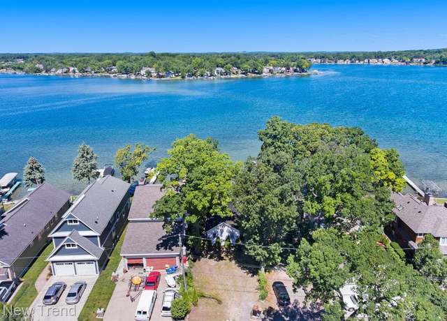 Property at 7608 Barnsbury Dr, West Bloomfield, MI 48324
