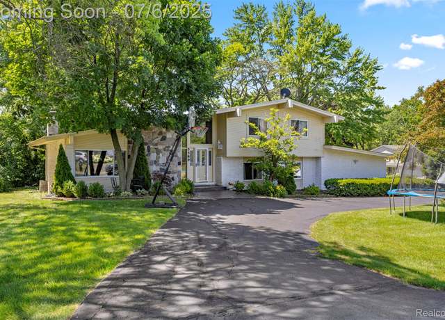 Property at 5589 Pembury Ln, West Bloomfield, MI 48322, 4 beds, 3.5 baths