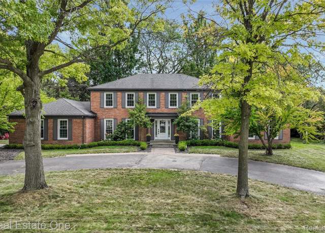 Property at 1987 Hunters Ridge Dr, Bloomfield Hills, MI 48304, 4 beds, 3.5 baths
