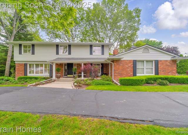 Property at 2861 Whittier Dr, Bloomfield Hills, MI 48304, 5 beds, 3 baths