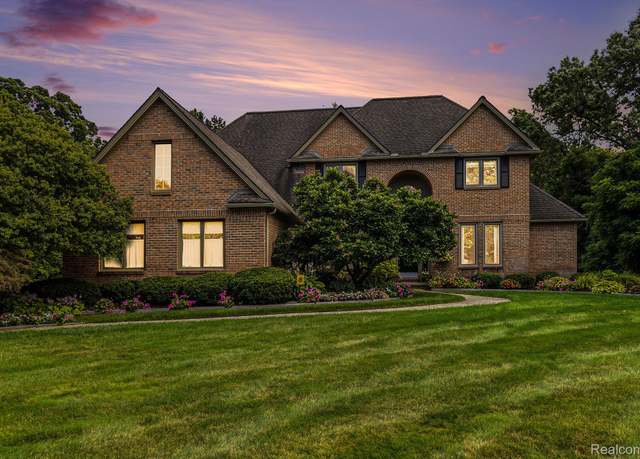 Property at 5895 Meadows Dr, Clarkston, MI 48348, 4 beds, 3.5 baths