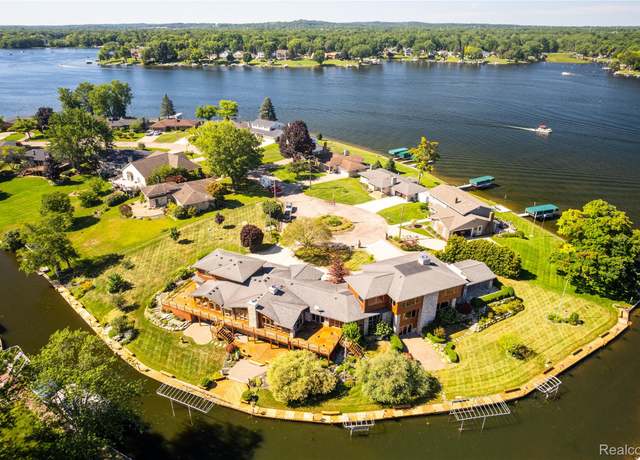 Property at 4190 Aquarina St, Waterford, MI 48329, 5 beds, 6.5 baths