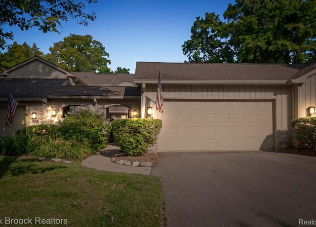 Property at 1125 Meadowglen Ct, Bloomfield Hills, MI 48304, 3 beds, 3.5 baths