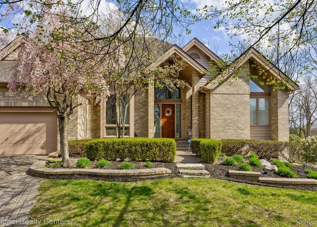 Property at 4981 Countryside Dr, West Bloomfield, MI 48323, 3 beds, 3.5 baths
