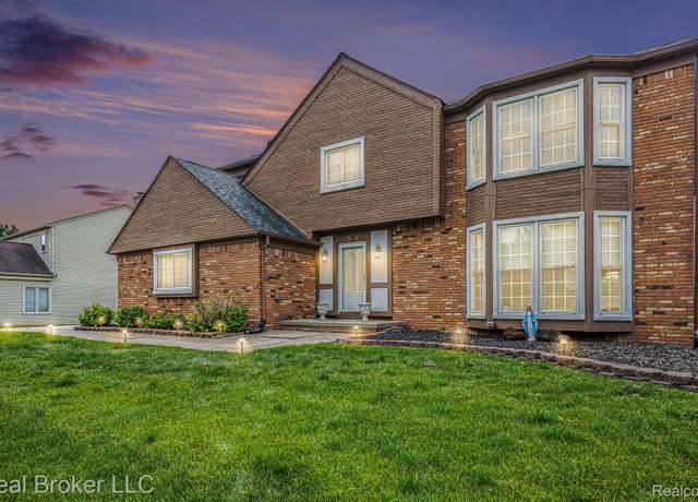 Property at 5582 Greenbriar Dr, West Bloomfield, MI 48322, 5 beds, 3.5 baths