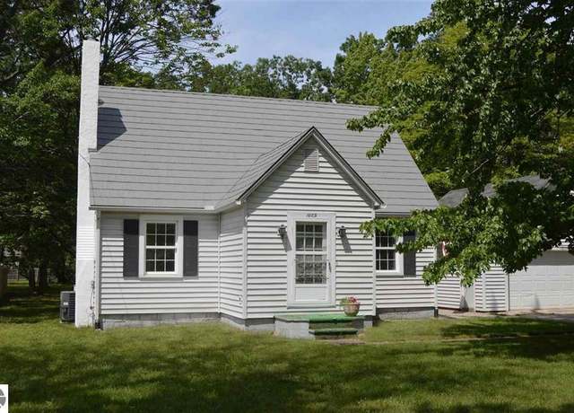 Property at 1009 Carver St, Traverse City, MI 49686, 3 beds, 1 bath