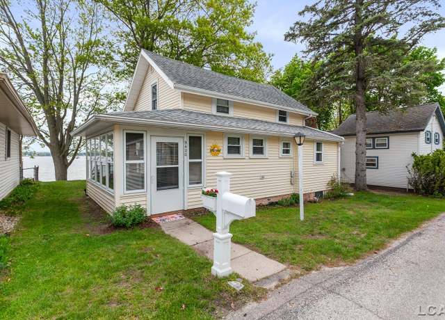 Property at 9420 W Ferndale Dr, Manitou Beach, MI 49253, 3 beds, 1.5 baths