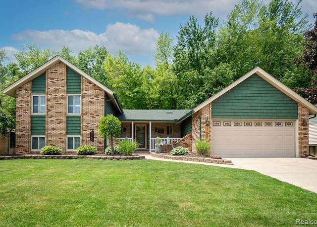 Property at 17800 Fox Glen Dr, Riverview, MI 48193, 4 beds, 3 baths
