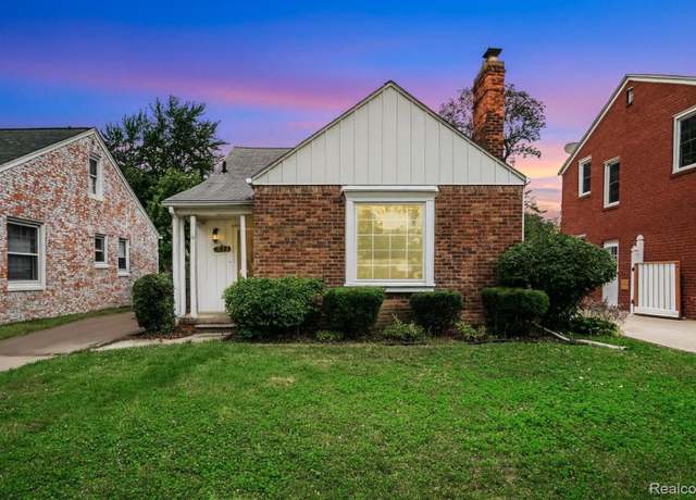 Property at 1422 Hollywood Ave, Grosse Pointe Woods, MI 48236, 3 beds, 2 baths