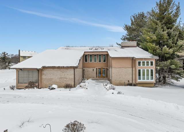 Property at 6040 Fairbrook Dr, West Bloomfield, MI 48322, 4 beds, 2.5 baths