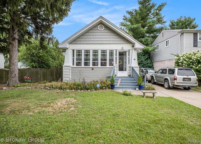 Property at 140 E Lawrence Ave, Royal Oak, MI 48073, 3 beds, 2 baths