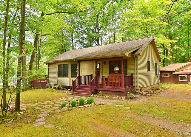 Property at 5295 Blueberry Dr, Harrison, MI 48625, 2 beds, 1 bath