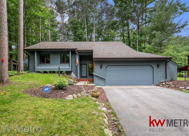 Property at 4281 Baywood Dr, Traverse City, MI 49686, 3 beds, 2 baths