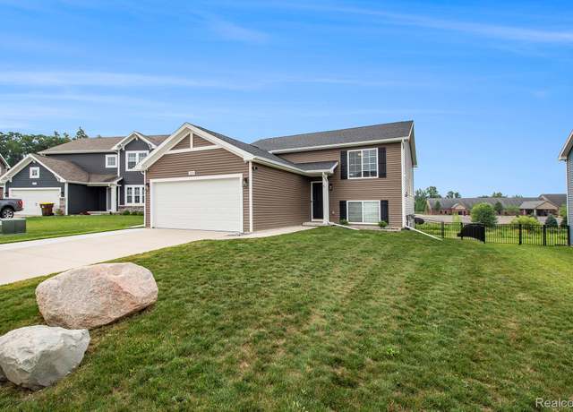 Property at 3209 Hill Hollow Ln, Howell, MI 48855, 3 beds, 2 baths