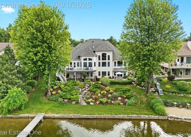 Property at 16048 Pine Bluff Ct, Fenton, MI 48430, 4 beds, 3.5 baths