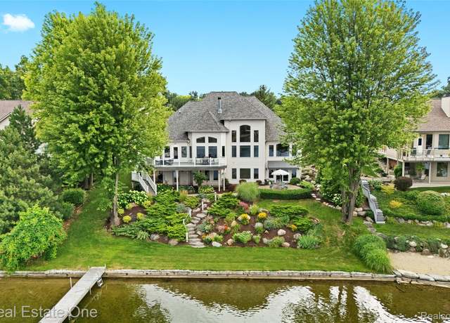 Property at 16048 Pine Bluff Ct, Fenton Charter Township, MI 48430, 4 beds, 3.5 baths