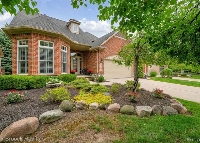 Property at 5510 River Park Dr, Waterford, MI 48327, 3 beds, 2.5 baths