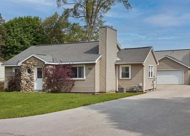 Property at 1215 Plainview Ave, Traverse City, MI 49686, 2 beds, 1 bath