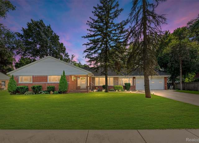 Property at 18920 Eastwood Dr, Harper Woods, MI 48225, 5 beds, 2.5 baths