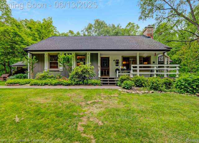 Property at 2886 Lorien Dr, Milford, MI 48381, 3 beds, 2 baths
