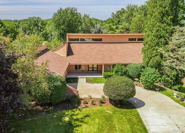 Property at 8285 Staghorn Trl, Clarkston, MI 48348, 5 beds, 3.5 baths
