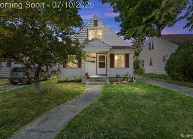 Property at 8600 Saratoga St, Oak Park, MI 48237, 3 beds, 1.5 baths