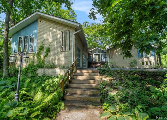 Property at 4729 Curtis Ln, Clarkston, MI 48346, 4 beds, 3.5 baths
