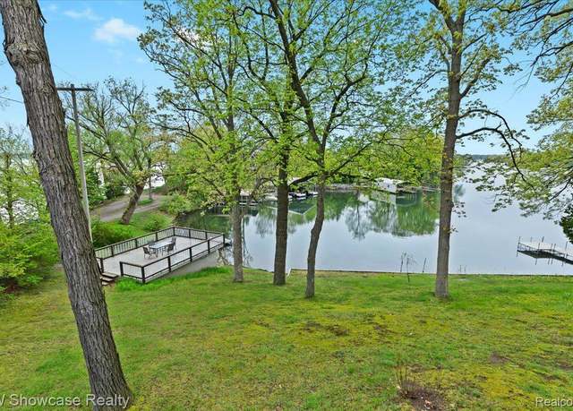 Property at 3155 Ridge Rd, White Lake, MI 48383, 3 beds, 2.5 baths