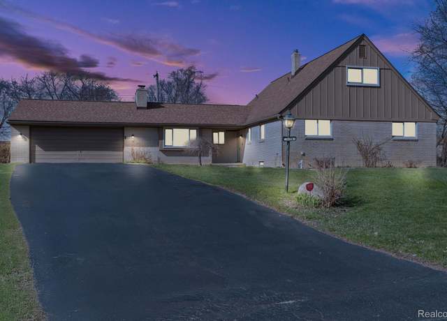 Property at 3074 Graceview Ct, Waterford, MI 48329, 5 beds, 2.5 baths