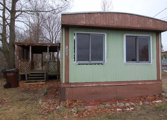 Property at 1223 Riverside St, Cadillac, MI 49601, 3 beds, 1 bath