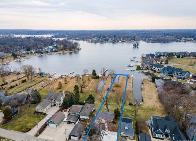 Property at 3506 Moberly Dr, Commerce Twp, MI 48382, 2 beds, 2 baths