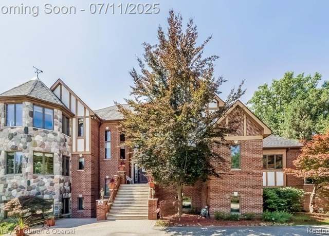 Property at 31085 Estate Woods Ct, Farmington Hills, MI 48331, 6 beds, 6 baths