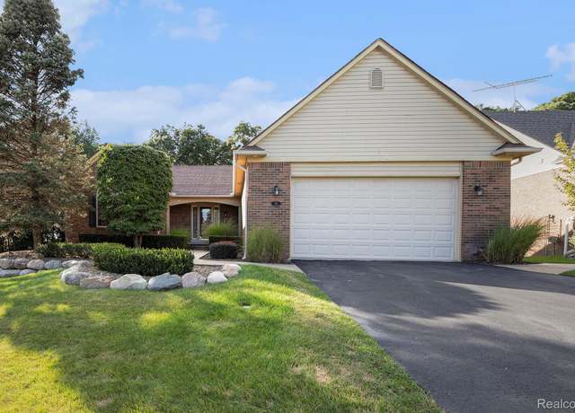 Property at 113 State St, Oxford Charter Township, MI 48371, 4 beds, 3.5 baths