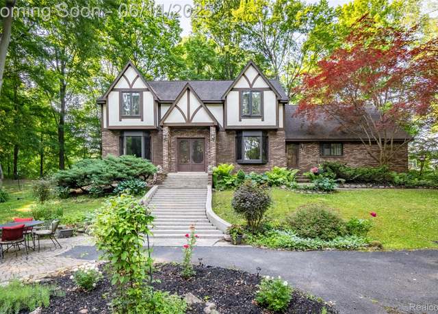 Property at 55535 Woody Ln, South Lyon, MI 48178, 3 beds, 2.5 baths