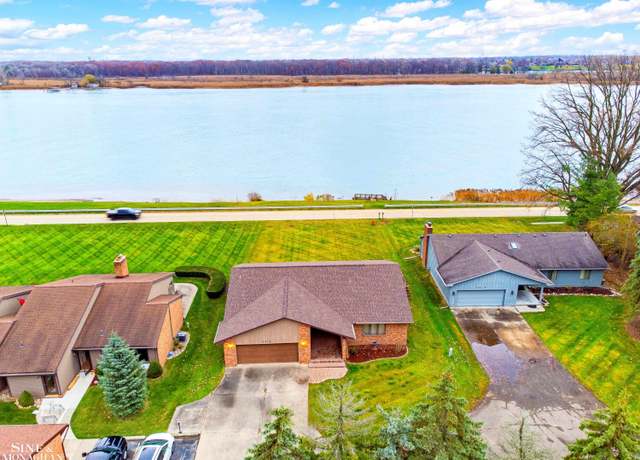 Property at 2512 River Rd, Marysville, MI 48040, 2 beds, 3 baths